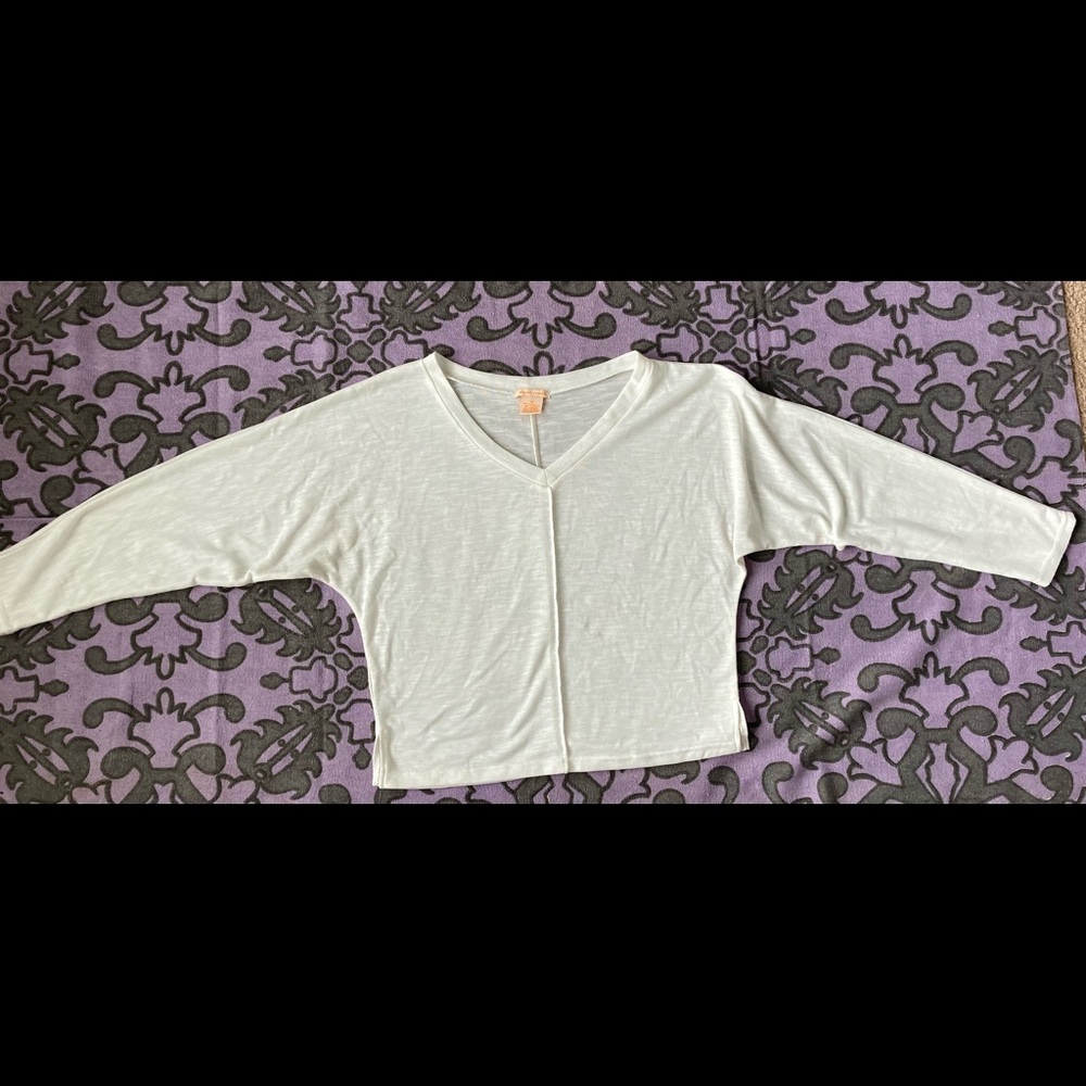 White quarter length sleeve sweater.